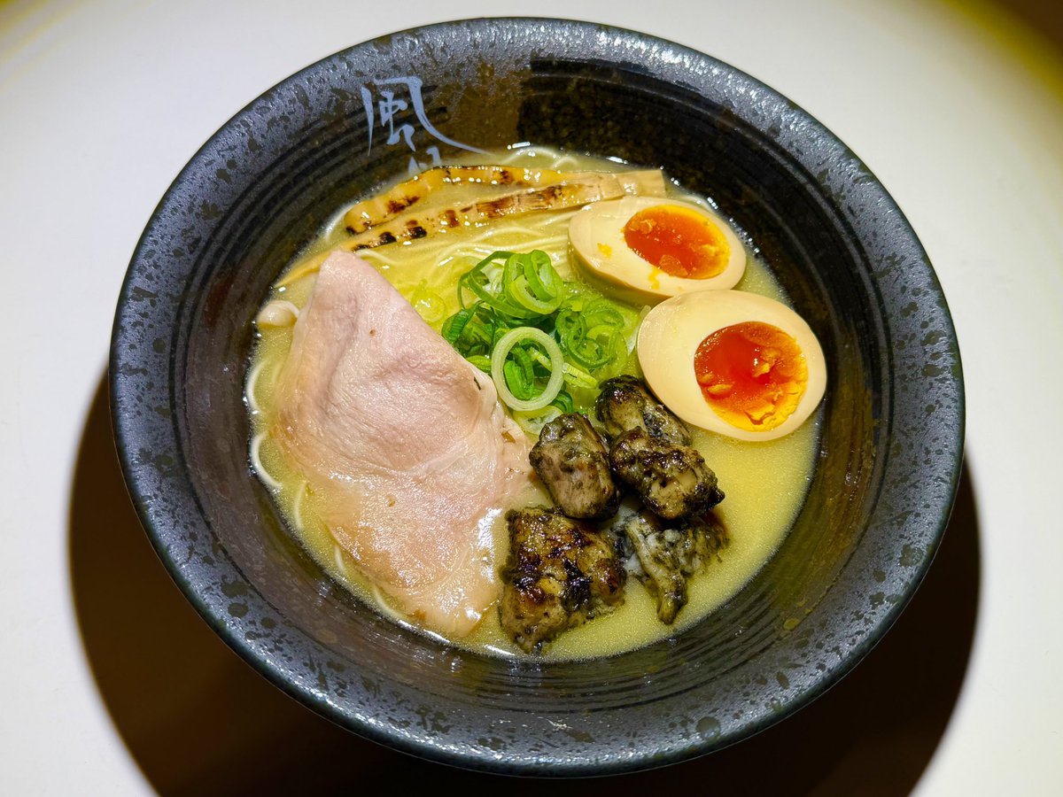 89eightnine's tweet photo. 2026.03.09.
麺心風見鶏.

濃厚鶏白湯の家系.
『鶏家らーめん』

醤油がちょっぴり変わりました！
より濃厚にコクがプラスされました！

お客様のご来店スタッフ一同心よりお待ちしております！
麺匠文蔵さん×麺心風見鶏のコラボラーメン
『文風らーめん』も大好評中です！

#麺心風見鶏
#佐久市岩村田 https://t.co/vRjCbvyqQE