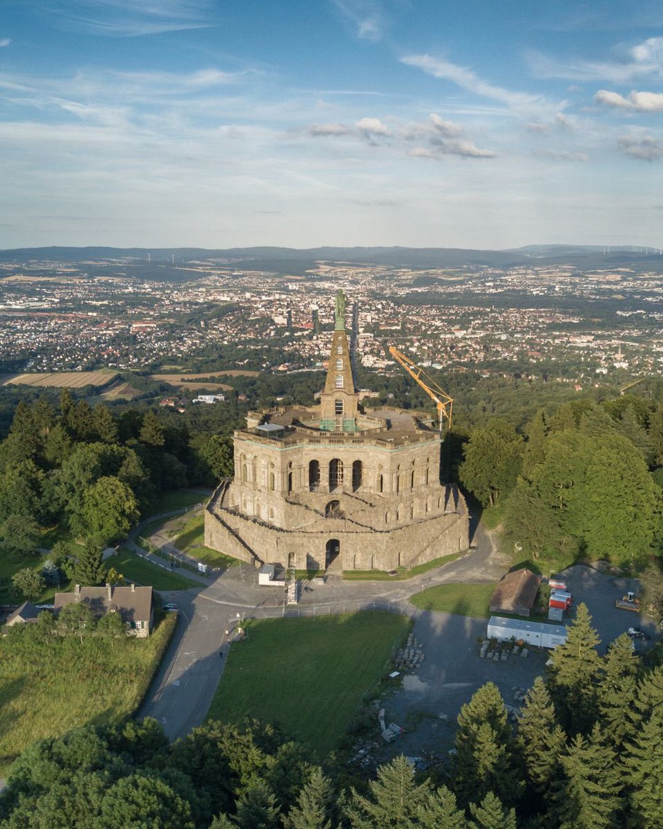 Almanya’nın ortasında, bir tepenin üzerinde yükselen dev bir heykel… Herkül Anıtı, yalnızca Kassel’in değil, tüm Almanya’nın en dikkat çekici simgelerinden biri.
Anıtın bulunduğu dev park,terasları, şelaleleri ve tarihi yapılarıyla Avrupa’nın en etkileyici parklarından biri.