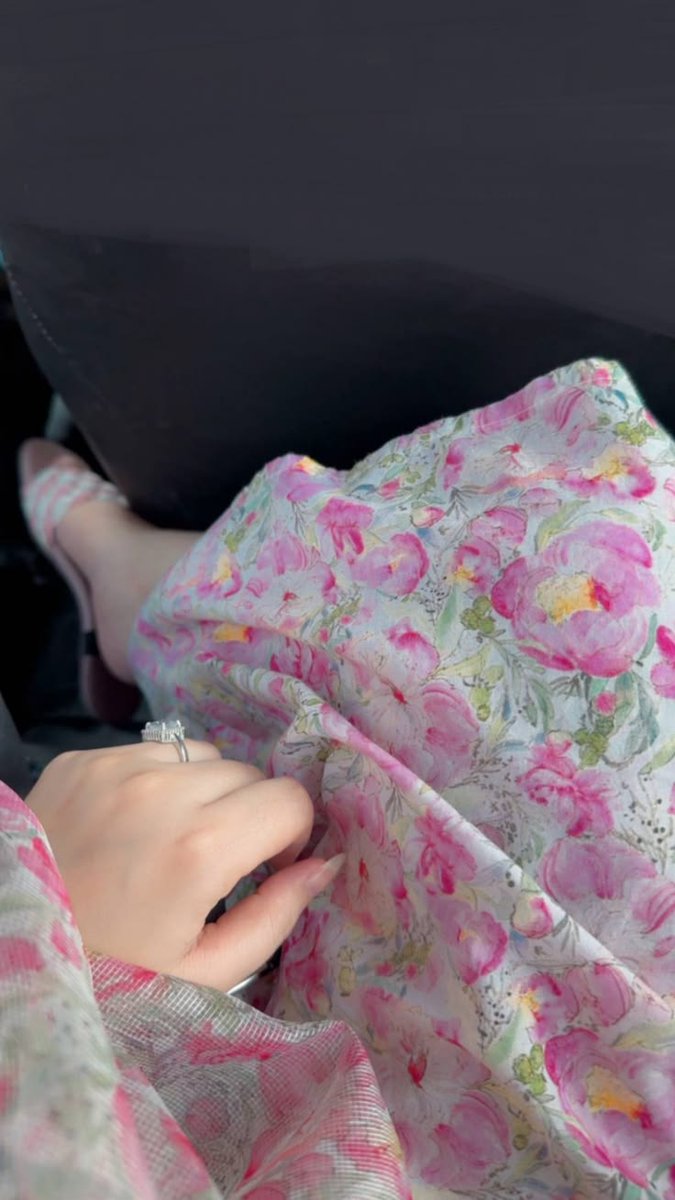 ہَم کو مانگا نہیِں گَیا دِل سے
کیسے مُمکِن تھَا ، ہَم نَہِیں مِلتے

💐🌼