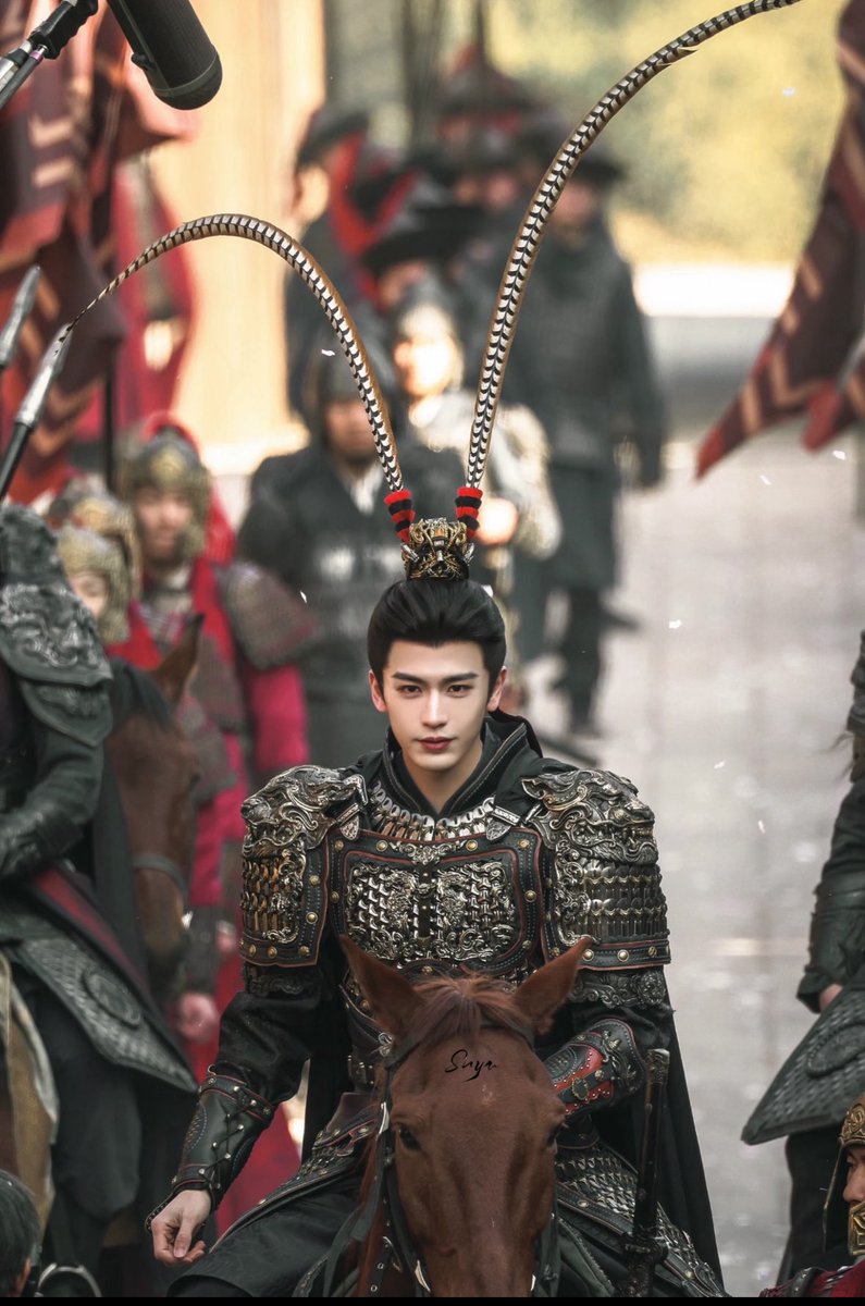 ถึงจะยังไม่เริ่มดู #ล่าหยก แต่ขอวอแวกับเครื่องหัวที่เรียกว่า “หลิ่งจึ 翎子” หน่อยละกันค่ะ บางคนเรียกหางไก่ฟ้า หลายๆคนน่าจะคุ้นตากับงิ้วโดยเฉพาะตัวละครอย่างลิโป้ว หงอคง หรือเห็นตามรูปปั้นสักการะในศาลเจ้า

ใช้เป็นเชิงสัญลักษณ์แทนแม่ทัพ/ขุนพลที่กล้าหาญ