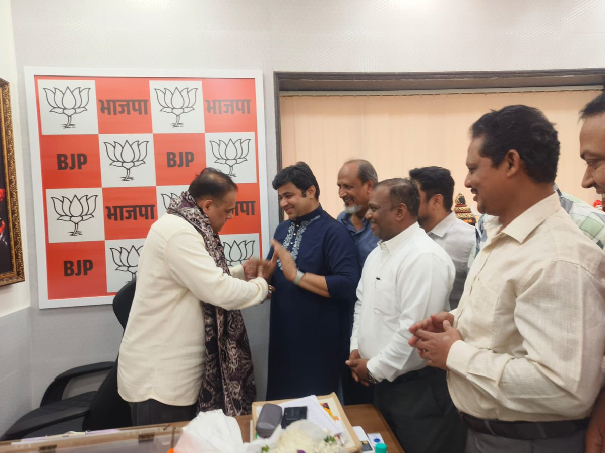 wasimkhan0730's tweet photo. मुंबई जैसे महत्त्वपूर्ण प्रदेश के संगठन में मुझे अल्पसंख्यक समाज का महत्त्वपूर्ण दायित्व देने के लिए @BJP4Mumbai के यशस्वी अध्यक्ष आमदार श्री @AmeetSatam जी से भेंट कर उनका आशीर्वाद लिया एवं उन्हें धन्यवाद दिया !
#AmeetSatam #BJPMumbai https://t.co/pfpSLOeZpV
