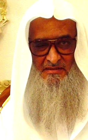 ALfalehaaa's tweet photo. #قراء_الرياض 
بدأ الشيخُ سعيد بن راشد اليمني – رحمه الله – الإمامةَ وهو في 18 مِن عُمره، حيث كان يُصَلِّي في مسجد (الحوشة) في مدينة الدّلم نيابةً عن شيخه الشيخ عبد الرحمن الجلّال (تلميذ الشيخ ابن باز) – رحمهما الله - ..

في عام 1388هـ 1968م انتقل إلى حي الملز بمدينة الرياض إمامًا وخطيبًا لجامع خادم الحرمين الشريفين الملك عبد الله بن عبد العزيز - رحمه الله -، وكان الملك عبد الله آنذاك يُصلِّي خلفه؛ لأنّ الجامع كان مُلاصقًا لقصر الملك .. وبَقِي الشيخ في هذا المسجد إلى حين وفاته عام 1429هـ 2009م .. أي أنّه أمضى 41 عامًا إمامًا وخطيبًا في هذا الجامع ..

الشيخ اليمني – رحمه الله – من مواليد مدينة الدلم – جنوب مدينة الرياض -، ونشأ في كنف أبويْه، وتلقّى التعليم الأول في مدرسة ابن عباس الابتدائية ثم الْتحق بالمعهد العلمي في الدلم، ودرسَ على عدد مِن المشايخ وحفظ أجزاءً من القرآن عليهم، ومنهم: الشيخ عبدالرحمن بن عبدالعزيز الجلال، والشيخ عبدالعزيز بن حسين العسكر، والشيخ عبدالعزيز بن سعد الحقباني ..

عُرِفَ الشيخ أثناء إمامته في جامعِهِ بمدينة الرياض بالانضباط والالتزام في الإمامة والخطابة، ومن ذلك أنّه لم يحج ولم يعتمر إلا مرة واحدة؛ حرصًا منه على القيام بمسؤولية الإمامة وحقوقها وعدم التخلّف عنها .. ولا يُعرَف عنه الغياب عن مسجده إلا بسبب مرض شديد، وكان منضبطاً في وقت الإقامة، حيث كان يُراعي أصحاب المحلات التجارية القريبة مِن المسجد، وذلك بعدم تأخّره عن وقت الإقامة إعانةً لهم على أداء الفروض مع الجماعة ..
وكان – رحمه الله – ذا عناية كبيرة واهتمام بالغ بحلقات القرآن الكريم في مسجده، وتشجيع الطلاب على الالتحاق بها، وتكريمهم في حفل سنوي..

كان للشيخ صِلات بعدد من المشايخ، ومنهم الشيخ راشد بن خنين – المستشار بالديوان الملكي وعضو هيئة كبار العلماء، والشيخ صالح بن غصون عضو هيئة كبار العلماء – رحم الله الجميع – وكانوا حريصين على الصلاة خلفه، لا سيما في صلاة الجمعة، والاستسقاء، والأعياد ..
مَن عاشَرَ الشيخَ وجدَ حُسنَ الخُلُق وطيب المعشر، ومَن خالَطه أحبّه، وكان ذا هيبة ووقار، وكان كريمًا مضيافًا، واصِلًا لرحمه، بارًّا بوالديه ..

أُصِيب – رحمه الله – آخرَ عُمره بمرض الكلى، فخضعَ للغسيل الدوري عدة سنوات، فكان يأتي من المستشفى وهو مرهق من المرض، فيؤم بالناس الصلاة رغم تعبه، وكان آخر صلاة صلّاها في الجامع صلاة الفجر، وقرأ فيها الآيات الأخيرة من سورة الزمر من قوله تعالى:{وَسِيقَ الَّذِينَ اتَّقَوْا رَبَّهُمْ إِلَى الْجَنَّةِ زُمَرًا} إلى آخر الآيات، وقد توفي ضحى يوم السبت الموافق 18/ 10/ 1429هـ 2009م، وصُلّي عليه في جامع الراجحي، ودفن في مقبرة النسيم – رحمه الله وغفر له - ..

كنتُ قد صلّيت مع الشيخ مَرّات عديدة، وكان ذا قراءة خاشعة مُتأنّية، بعيدة عن التكلّف، وهذا مقطع من تلاوته - رحمه الله رحمة واسعة -.