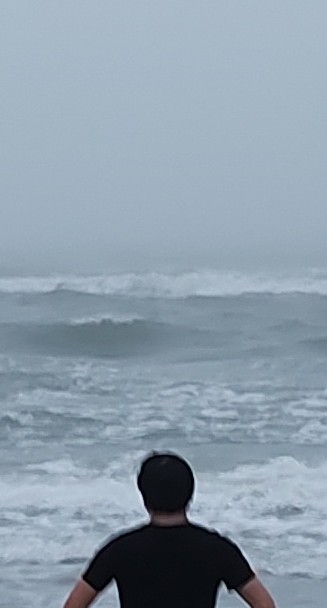 NextStop_Luna's tweet photo. 昨日、アメリカでは3月8日でした。もちろん真矢さんのことを想って、
お気に入りのLUNA SEAの服とSUGIZOさんのPEACEネックレスを身につけました。
友人たちを訪ねて海に行きましたが、
着いた瞬間、灰色の景色が自分の中で強く重なり、象徴的に感じて、
思わず感情が込み上げました。
#真矢  #LUNASEA https://t.co/W2bPnjHQ8P