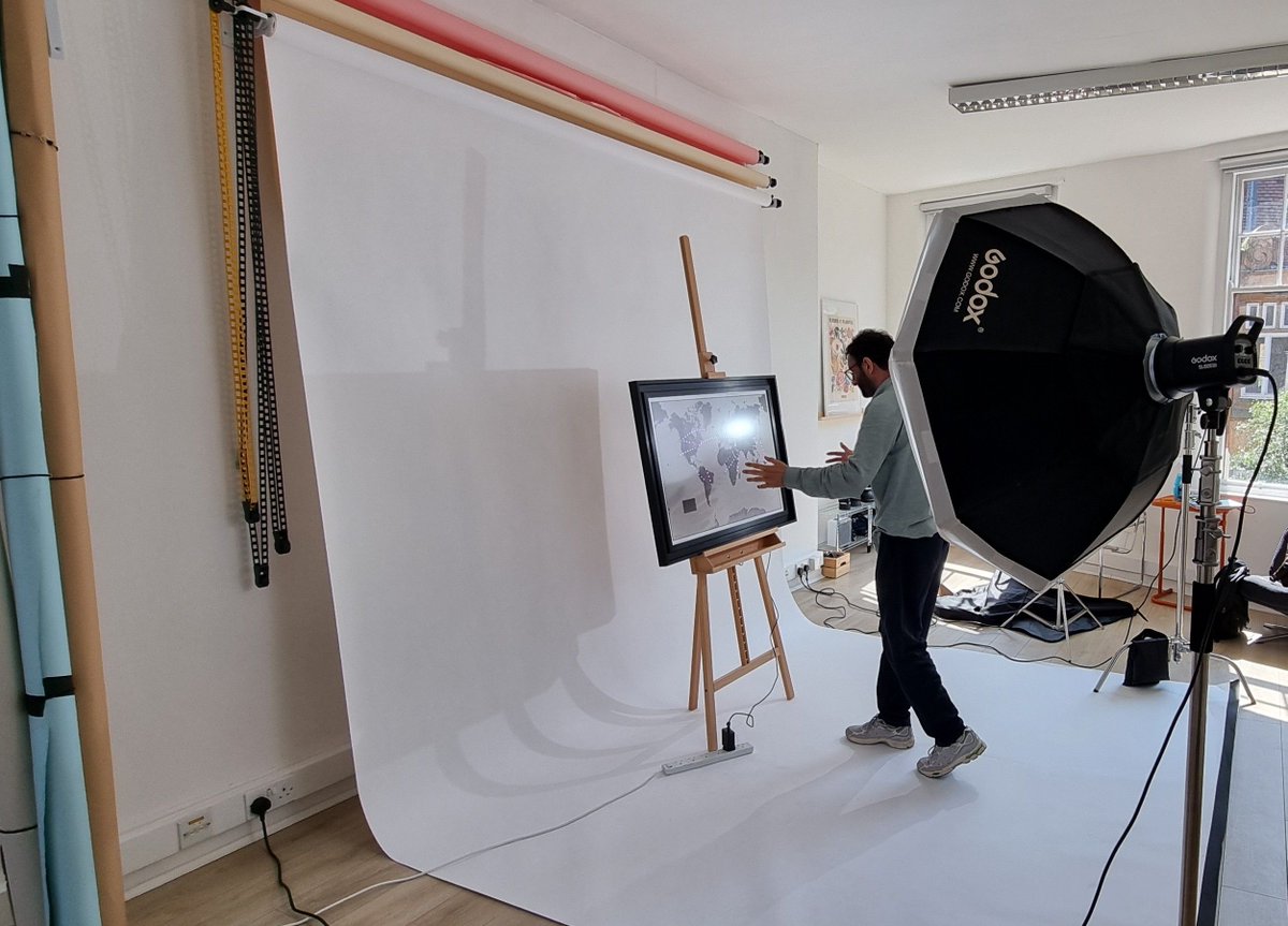 jetmapper's tweet photo. Behind the scenes where creativity meets light. 📸✨
#Jetmapper ##Photography #BehindTheScenes
#PhotographyStudio #MapArt #TechDecor https://t.co/E3UuPBu4fi