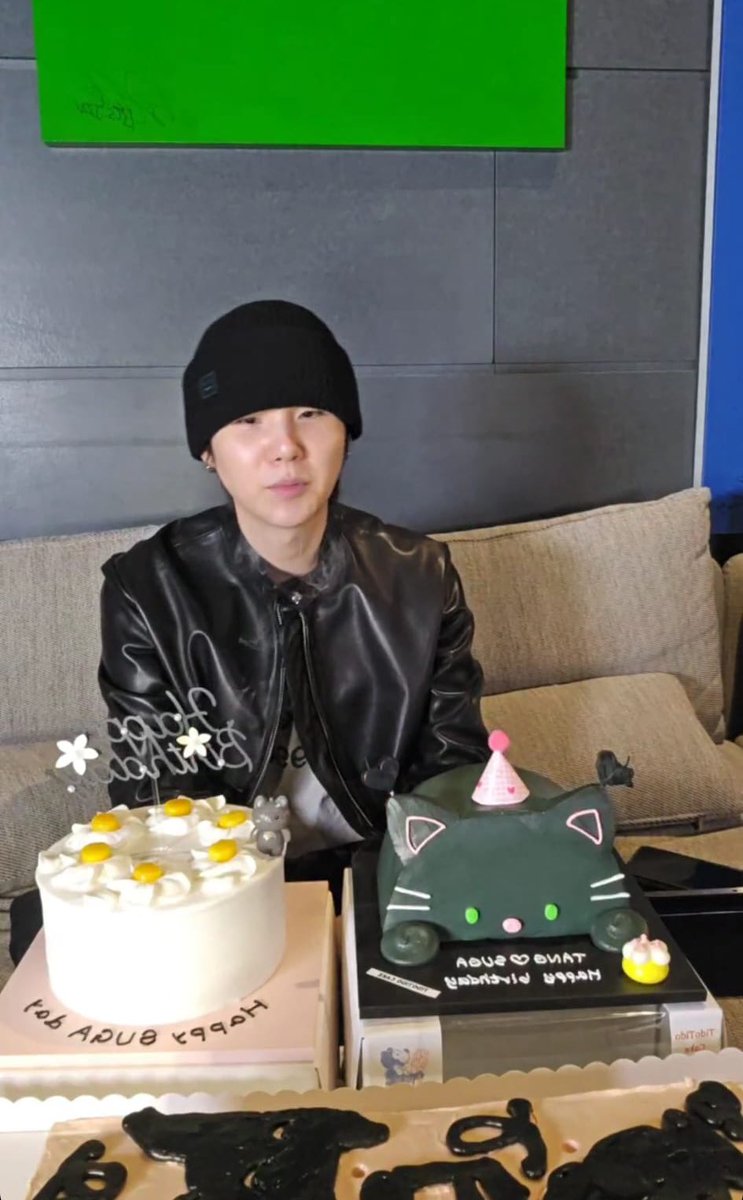 miniminisoull's tweet photo. — #SUGA en su live dijo que estaban/están muy ocupados preparando todo, ahora el concierto.
@BTS_twt 

Está leyendo los comentarios en la tablet porque su vista está algo mal. https://t.co/nswo00ttte