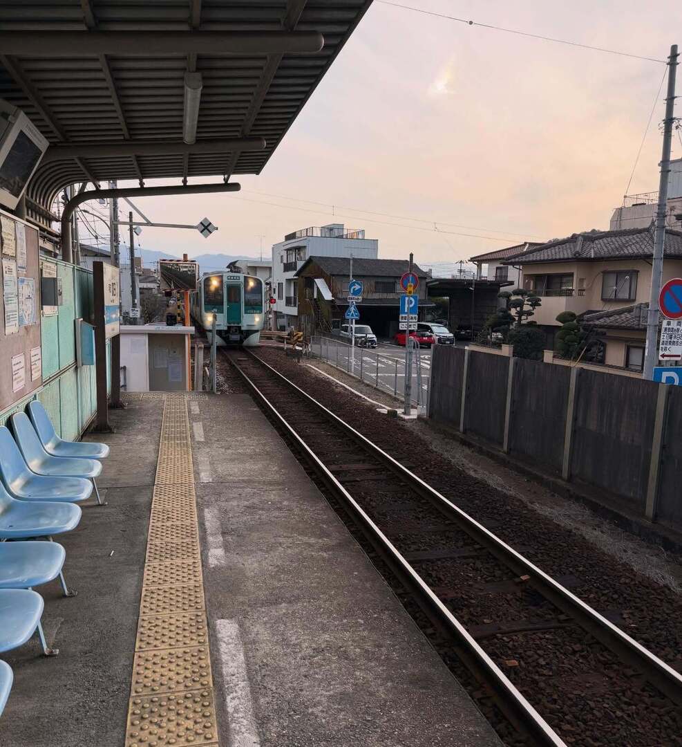 habhit's tweet photo. 徳島での用務終了。帰りはこれに乗りました。
架線のない単線の駅に気動車が走ってくる、なんか良いですねぇ。 https://t.co/fA4XllXfCd https://t.co/x4ymmd6mX5