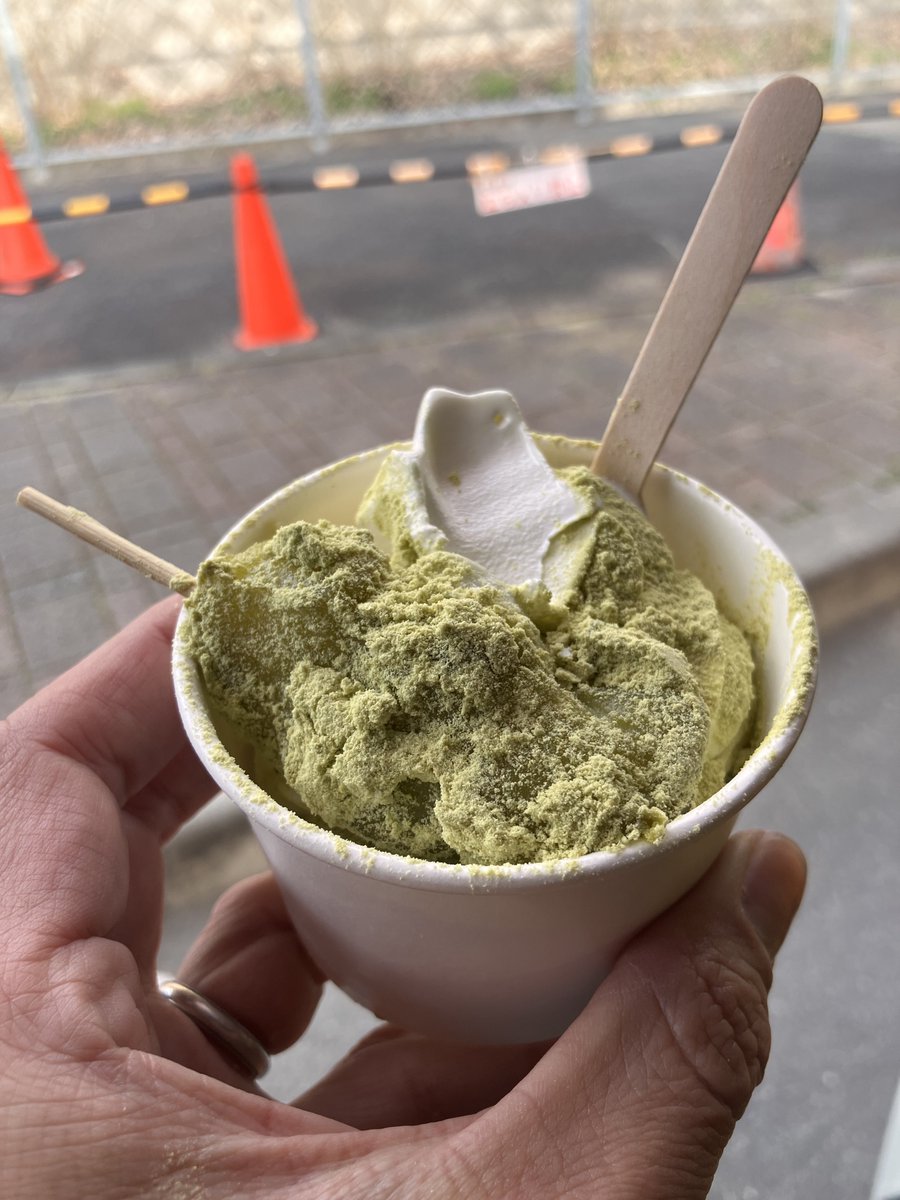 合宿解散。東京に戻る前に森選手、杉村コーチと一緒に米子まで。

納車から6年になるパラバン（車いすリフト付きハイエース・2000ccNAガソリン）は今日も快調。

草津PAの名物、三井寺力餅サンデー（450円）。