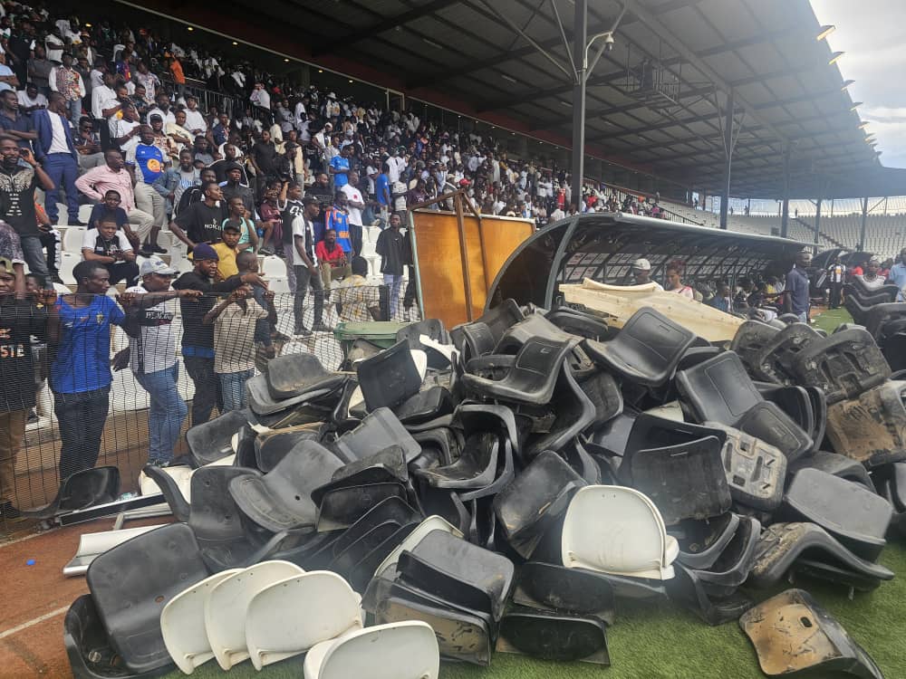PMutshipula's tweet image. #RDC : Le football n’est pas une jungle.
Ce que certains fanatiques de @FCLupopo ont fait hier au stade Mazembe est une honte pour notre sport.
La passion ne doit jamais devenir du vandalisme.
@JacquesKyabula
#FairPlay