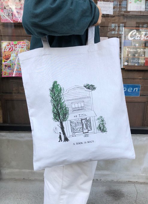 Title_books's tweet photo. A BOOK IS NICE トート。春の気配がするころから、グレー地が人気です。しかしオリーブ地は現在庫限りで終了（バッグ自体がなし）ですので、気になっている方はお早めに。グレー地は定番にしますので、今後もあり〼
https://t.co/lI2sR22KLf https://t.co/AU4Gx5YBm3