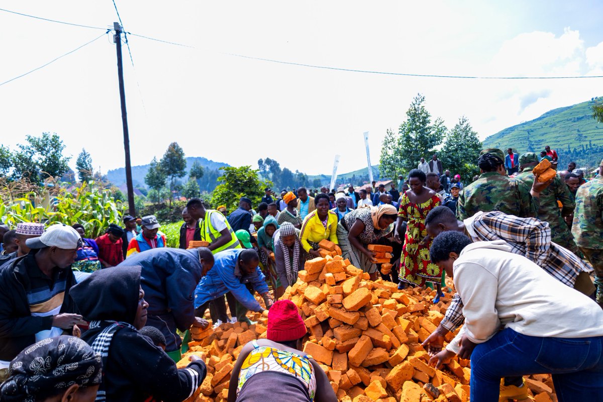 Uyu munsi,

#RwandaPolice, Ingabo z’u Rwanda <a href="/RwandaMoD/">Rwanda Defence Force</a> n’abafatanyabikorwa batangiye ibikorwa bigamije kuzamura imibereho myiza n’iterambere ry’abaturage. #DSCOP26

Muri <a href="/RwandaWest/">Western Province I Rwanda</a>, umuyobozi mukuru wa #Rwandapolice, CG Felix Namuhoranye, ari kumwe n’umuyobozi w’intara