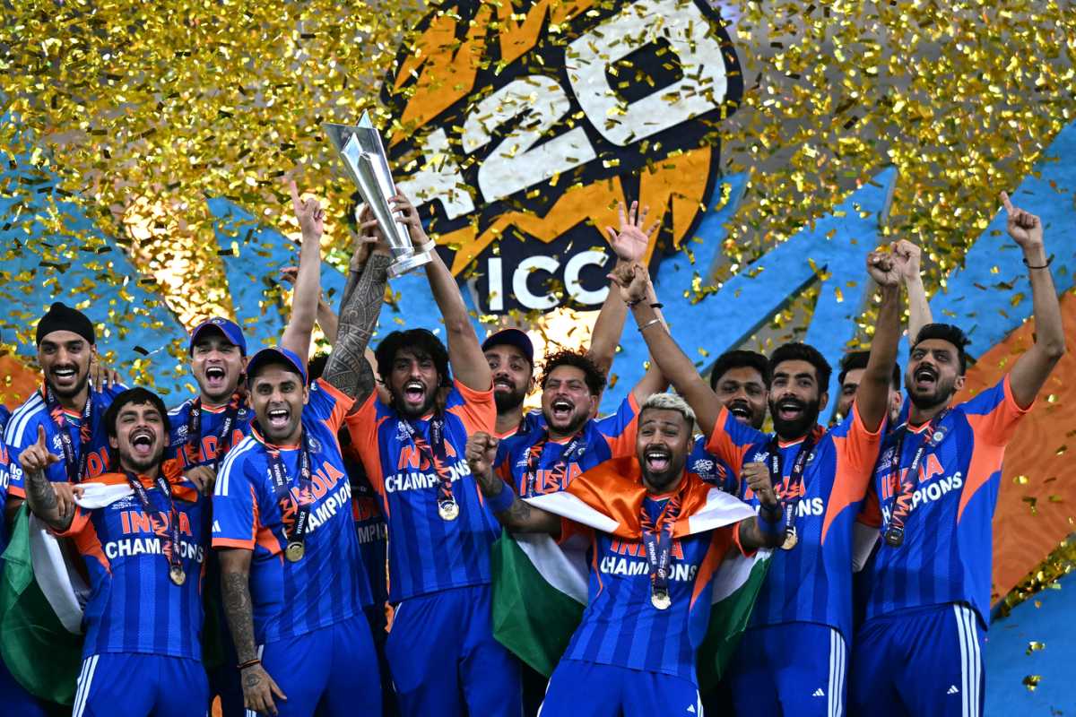 yashodatt10's tweet photo. 'सन' ऑफ इंडिया :
संपूर्ण क्रिकेट जगताचे डोळे 'सूर्य'तेजासारख्या 'शान'दार विजयाने दिपवणार्‍या आणि अभिमानास्पद कामगिरीचा 'तिलक' लावून, खेळरुपी 'शिवम'वर 'अभिषेक' करत सुवर्ण'अक्षरा'त नाव लिहिण्याची 'राह' दाखवणार्‍या T20 विश्‍वचषक विजेत्या 'सन' ऑफ इंडिया संघाचे 'हार्दिक' अभिनंदन! https://t.co/yLVfEY1elD