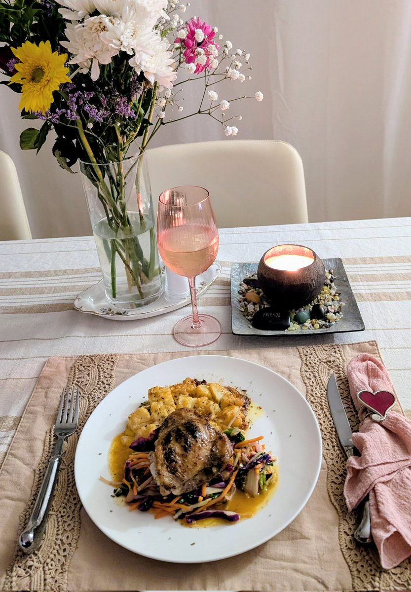OZZY_GiRL_'s tweet photo. Candlelight dinner for one 🍽️
Bone in chicken thighs, leftover potato bake, stir fry vegetables and a rosè, lemon butter sauce with sage.
So delicious and super easy dinner 🤍
#ozzysmenu #dinnerforone #dinner https://t.co/7ZD6se09Z5