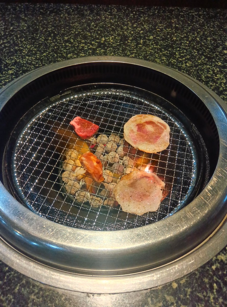 cantomro's tweet photo. 誕生日なので一人打ち上げも兼ねて一人焼肉行ってきた
次回の課題は打ち上げに出れるように体力体調温存すること

なお誕生日ケーキも頂けた！ https://t.co/PkD61nFI8e