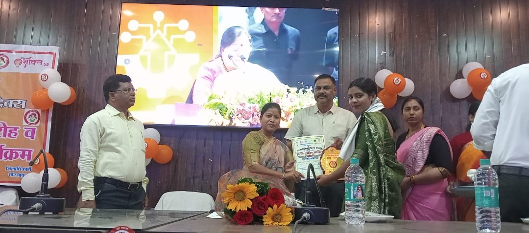 amebvs's tweet photo. “अंतर्राष्ट्रीय महिला दिवस पर मिर्जापुर विकास भवन में आयोजित कार्यक्रम में शिक्षा, स्वास्थ्य, सुरक्षा व पोषण के क्षेत्र में कार्य करने वाली महिलाओं को जिलाधिकारी पवन कुमार, विधायक कीर्ति कोल व मुख्य विकास अधिकारी द्वारा सम्मानित किया गया।” #WomenRights #EmpoweringWomen https://t.co/QEYnpUBb3W