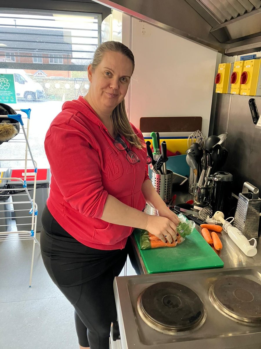 RRR_LUF's tweet image. One Pot Cooking 🍽️🧑‍🍳

A quality team effort at one pot. The group made a brilliant cottage pie topped with cheese, served with gravy, broccoli and sea salted &amp;amp; cracked black pepper bloomer.

#RedRoseRecovery #CookingTogether