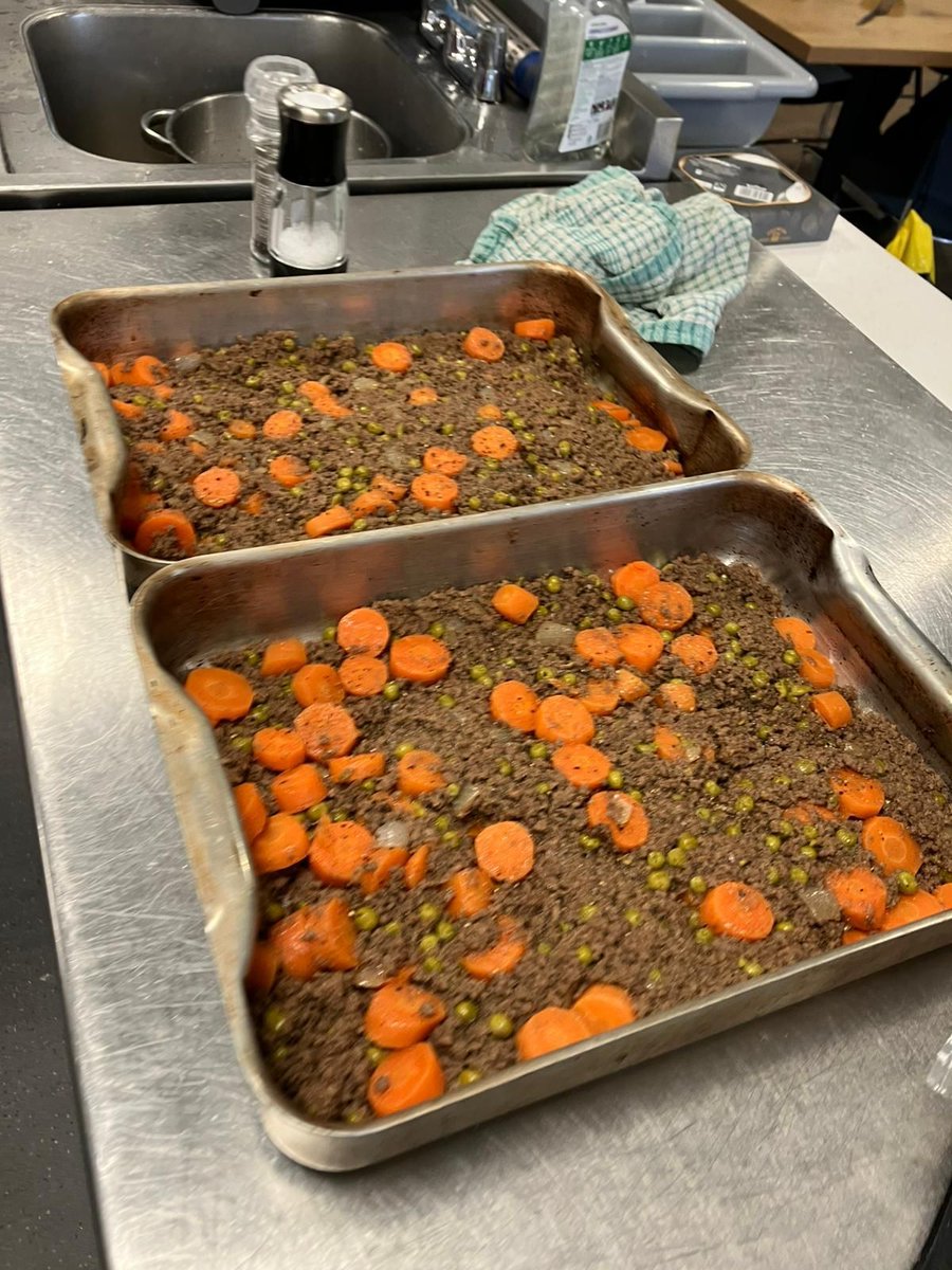 RRR_LUF's tweet image. One Pot Cooking 🍽️🧑‍🍳

A quality team effort at one pot. The group made a brilliant cottage pie topped with cheese, served with gravy, broccoli and sea salted &amp;amp; cracked black pepper bloomer.

#RedRoseRecovery #CookingTogether