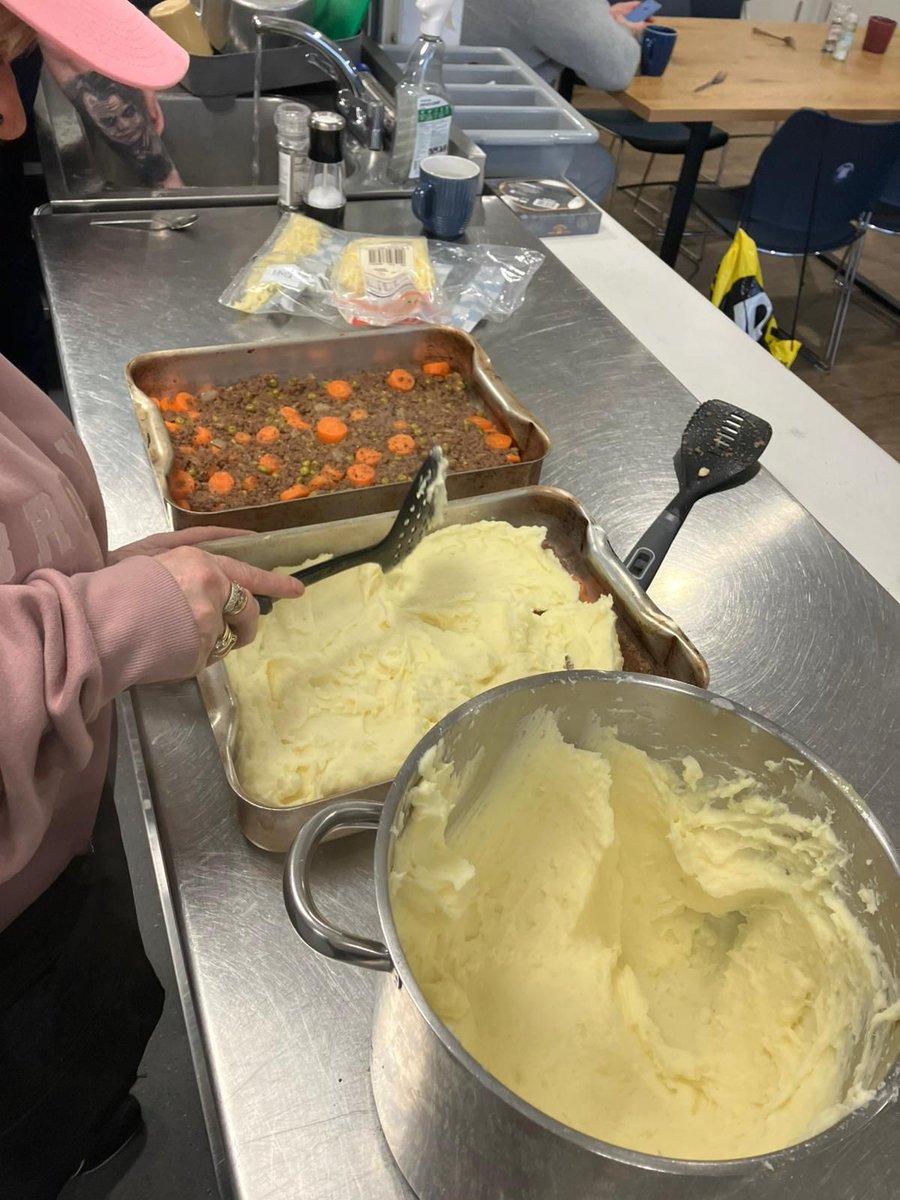RRR_LUF's tweet image. One Pot Cooking 🍽️🧑‍🍳

A quality team effort at one pot. The group made a brilliant cottage pie topped with cheese, served with gravy, broccoli and sea salted &amp;amp; cracked black pepper bloomer.

#RedRoseRecovery #CookingTogether