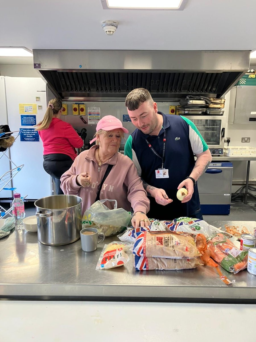 RRR_LUF's tweet image. One Pot Cooking 🍽️🧑‍🍳

A quality team effort at one pot. The group made a brilliant cottage pie topped with cheese, served with gravy, broccoli and sea salted &amp;amp; cracked black pepper bloomer.

#RedRoseRecovery #CookingTogether