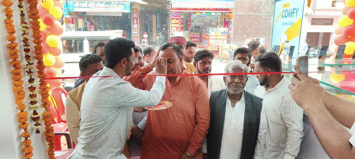vijayraitamkuhi's tweet photo. आज नगर पंचायत सेवरही में श्री विकास रौनियार जी के गणपति मोबाइल के उद्घाटन समारोह में शामिल होकर फीता काटकर शुभारंभ किया। इस अवसर पर उपस्थित सभी लोगों को शुभकामनाएं देते हुए उनके व्यवसाय की उन्नति और सफलता की कामना की।

#Sevarhi #Udyog #Shubharambh #vijay4bjp
#विजयरायतमकुही #VijaiRai331