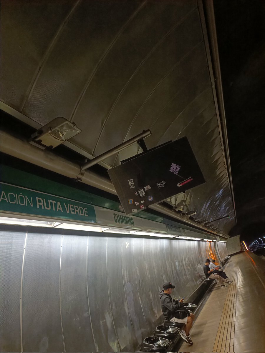 Dangroovee's tweet photo. @metrodesantiago desde septiembre del año pasado que no tienen habilitadas las pantallas informativas, tanto tiempo se tardan en repararlas, medio año? https://t.co/fZibLTV51m