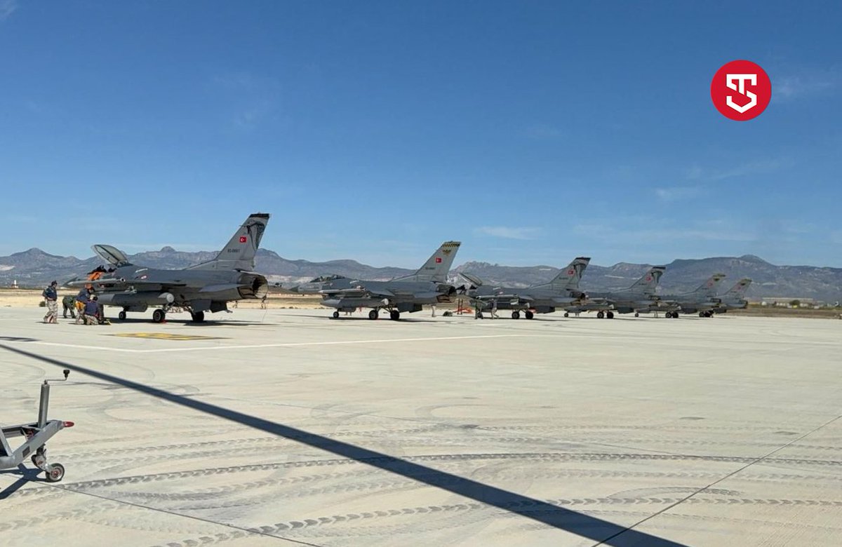 ElshanAgalarov's tweet photo. 🇹🇷 Türkiyə F-16'ları KKTC ərazisinə yerləşdirib.

Təyyarələr 2x AIM-120 AMRAAM BVRAAM və 2x AIM-9 Sidewinder WVRAAM hava-hava raketləri ilə təchiz edilib.

#F16 #KKTC #AMRAAM #AIM120 #WVRAAM #AIM9 #Türkiye https://t.co/872Ixyqlv6