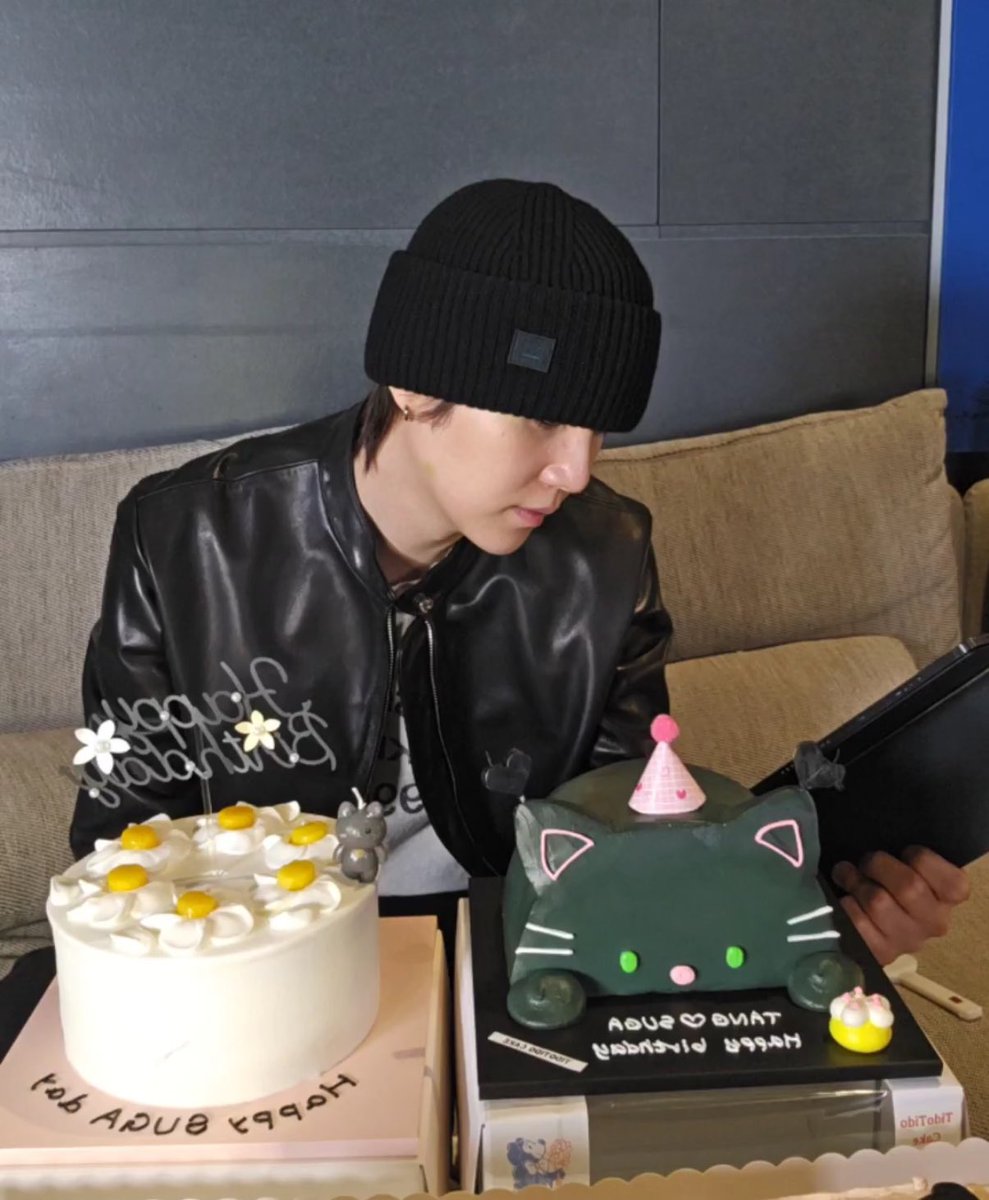 แล้วยุนกิเคยบอกว่าด้านขวาของยุนกิเป็นด้านที่ดีที่สุดแล้วดูรูปนี้คือถูกต้องมากกก 2 ปีที่แล้วบอกไว้ ปีนี้ผ่านไป 2 ปีมุมขวาเธอชนะขาดแม้ว่าเธอจะชอบถ่ายมุมซ้ายแต่ขวาเขาคือที่สุดดทุกคนนยืมสันกรามมาตัดใจหน่อยยย