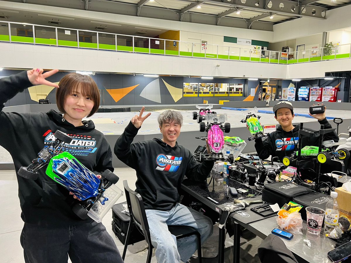 torichi34's tweet photo. 3月つくぱーラウンドレース🚙
with TeamAJ&amp;とりチルの愉快な仲間たち💃

今回なんと90名以上の参加人数で大盛り上がりでした🥳
2WDはBメイン1位、4WDは4位でした！
まだ伸び代しかないわ😎✨

さて今日もWBC観るぞ〜⚾️

#TeamAJ #RC10 #B84 #B7 #Associated 
#RC #ラジコン #つくばRCパーク #とりおん https://t.co/VzdHArr3G2