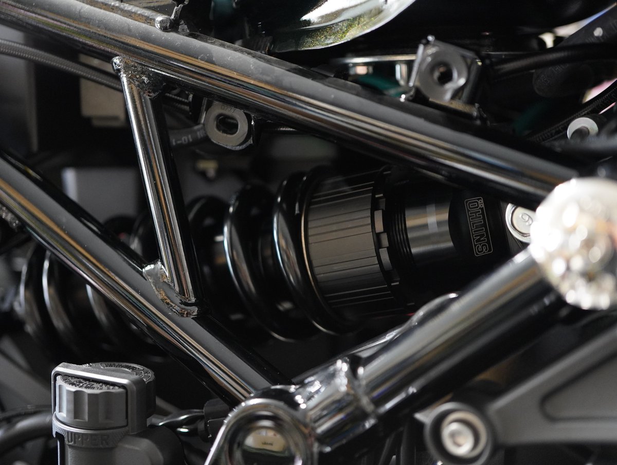 jboy_motorcycle's tweet photo. Z900RS
オーリンズ リアサスペンション ブラックライン取付。
純正サスペンションから交換し、足まわりをアップグレード。
ブラックラインは車体の雰囲気を崩さず、落ち着いた仕上がりになります。

見た目だけでなく、走りの質感もしっかり向上。
サスペンション交換のご相談もお気軽にどうぞ。
#Z900RS #オーリンズ #OHLINS
#ブラックライン #リアサスペンション
#カスタムバイク #足回り #バイク整備
#カワサキ #バイクのある生活