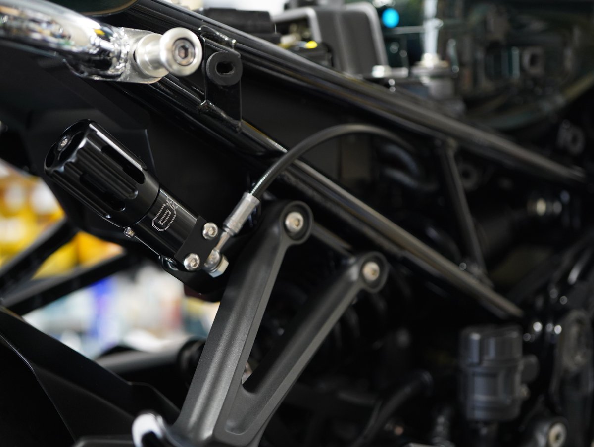 jboy_motorcycle's tweet photo. Z900RS
オーリンズ リアサスペンション ブラックライン取付。
純正サスペンションから交換し、足まわりをアップグレード。
ブラックラインは車体の雰囲気を崩さず、落ち着いた仕上がりになります。

見た目だけでなく、走りの質感もしっかり向上。
サスペンション交換のご相談もお気軽にどうぞ。
#Z900RS #オーリンズ #OHLINS
#ブラックライン #リアサスペンション
#カスタムバイク #足回り #バイク整備
#カワサキ #バイクのある生活