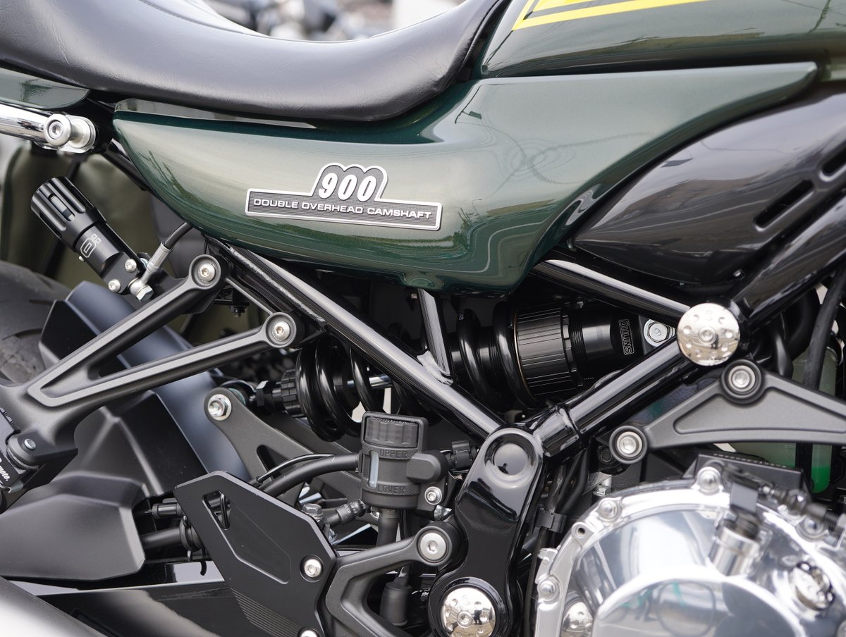 jboy_motorcycle's tweet photo. Z900RS
オーリンズ リアサスペンション ブラックライン取付。
純正サスペンションから交換し、足まわりをアップグレード。
ブラックラインは車体の雰囲気を崩さず、落ち着いた仕上がりになります。

見た目だけでなく、走りの質感もしっかり向上。
サスペンション交換のご相談もお気軽にどうぞ。
#Z900RS #オーリンズ #OHLINS
#ブラックライン #リアサスペンション
#カスタムバイク #足回り #バイク整備
#カワサキ #バイクのある生活