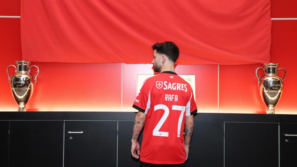 Foi-se embora de borla em 2024 para encher os bolsos no Beşiktaş, depois de o clube ter investido tanto nele. Agora, gastámos 5M€ + extras para o resgatar, com um ordenado dos mais altos da ligas.
 E em campo? Continua a arrastar-se, sem raça e com falta de compromisso. Pensa só