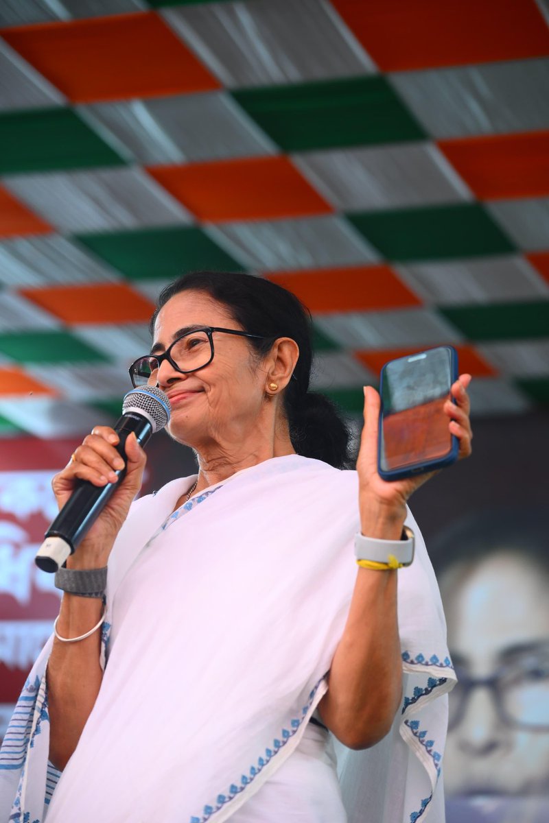 AITCofficial's tweet photo. Four days. Relentless. Unbowed.

At Dharmatala, Smt. Mamata Banerjee stands guard over Bengal’s democracy not from behind closed doors, but on the streets, among her people.

Day and night, she continues her dharna against the reckless and partisan conduct of SIR, which threatens to erase the names of lakhs of legitimate voters.

Dharmatala today is not just a protest site. It is the epicentre of a democratic awakening.