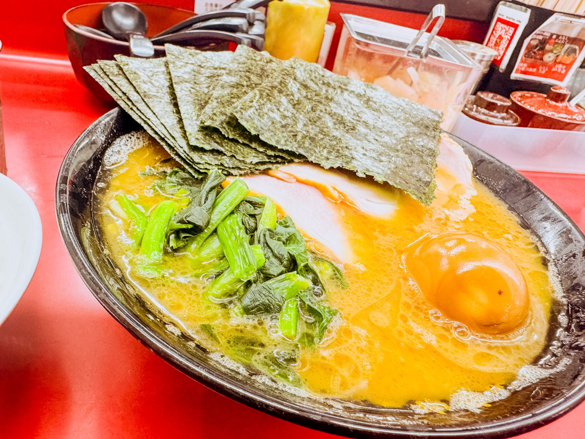 mkboy1's tweet photo. 土曜の杉田家 千葉祐光店🍜　いつも通り美味い！美味いけどたまに順番抜かされることがある。食券買う→中待ち埋まってるから外に出る→隣で食券買ってた客が中待ち客がはけたタイミングでどさくさに紛れてソファに座る(店員さん気づかない)→😞

#杉田家 https://t.co/PNTmNjLWSW