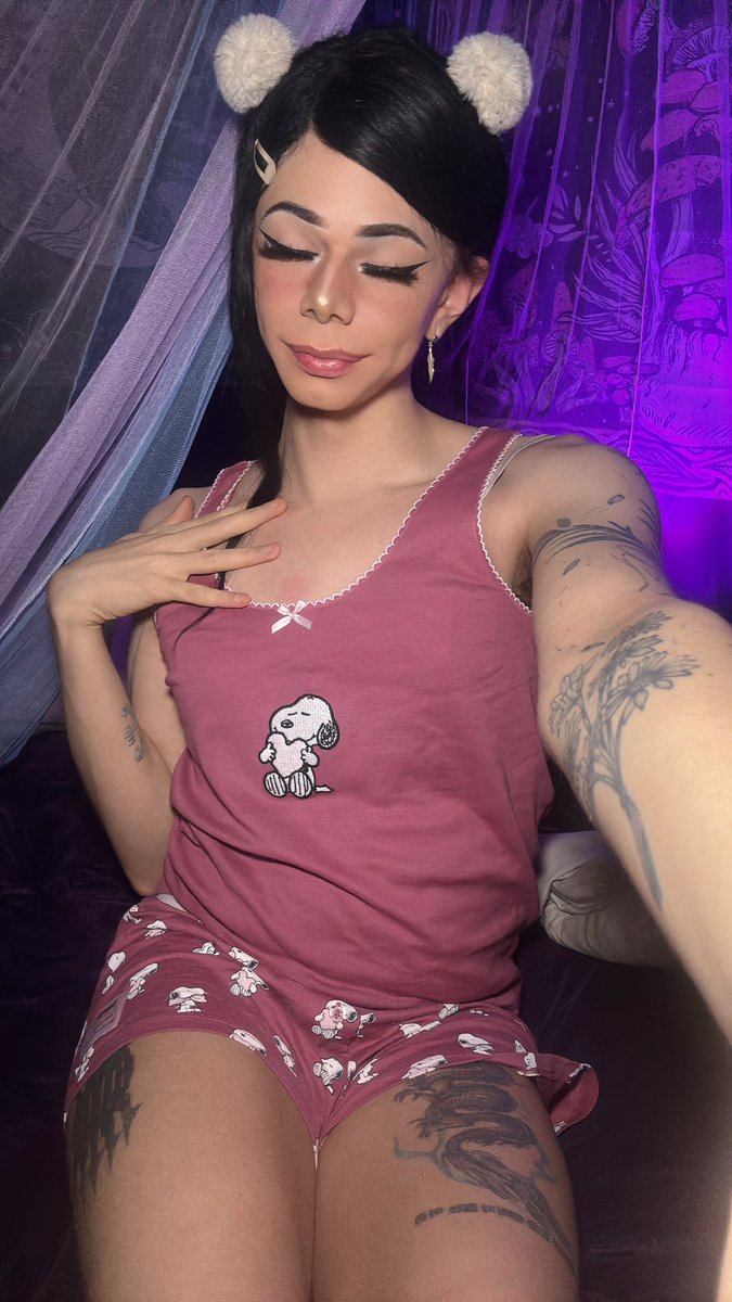 ๐
๐ข๐ฅ๐ญ๐ก๐ฒ ๐
๐ฅ๐จ๐ซ๐ ๐๐ซ tweet media