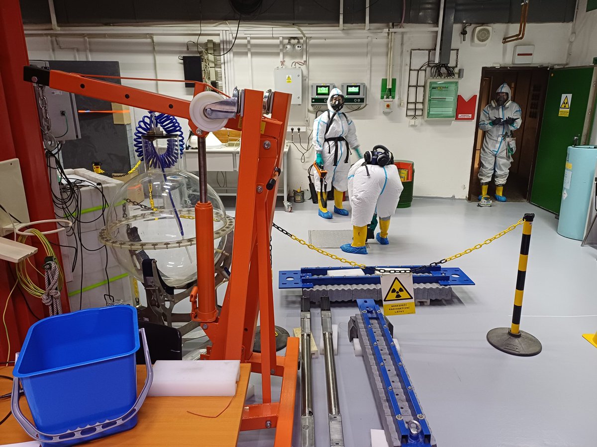 ioo_lb's tweet photo. Od letiště po jaderný reaktor!☢️
Chemici @hasici_cr  absolvovali intenzivní spektrometrický seminář.
✅ Exkurze v detekčním systému na @PragueAirport ✅ Rozvoj přístrojové techniky v Kamenici 
✅ Praktický výcvik na školním reaktoru VRABEC https://t.co/XGywa7YxKy
