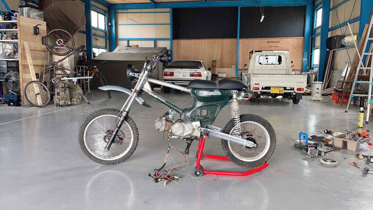 uedawheelworks's tweet photo. 最近はモーターサイクル作ってます。
これは少し��子のおかしなスーパーカブ。 https://t.co/7a9IOeyiwB