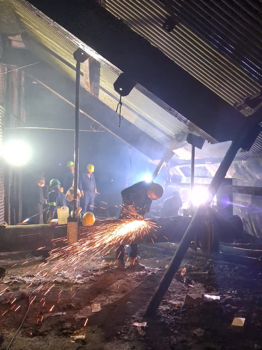 En la Antonio Guiteras, cada chispa de esfuerzo juvenil se convierte en energía para Cuba. Entre riesgos y sacrificios, su entrega devuelve fuerza al corazón eléctrico del país.Reconocimiento en esos jóvenes valientes. 🇨🇺 #CubaVencerá 🇨🇺