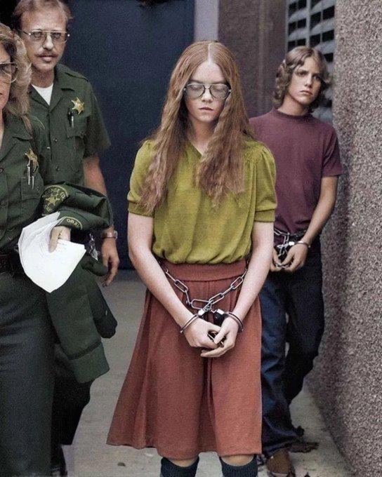 siyahsancakx's tweet photo. 🔵 #ARŞİV | 1979’da 16 yaşındaki Brenda Ann Spencer, ABD'de iki kişiyi öldürdükten sonra tutuklandı. 

➖️ Nedeni sorulduğunda ise, “Pazartesi günlerini sevmiyorum.” diye cevap verdi. https://t.co/cAdCFzHdFp