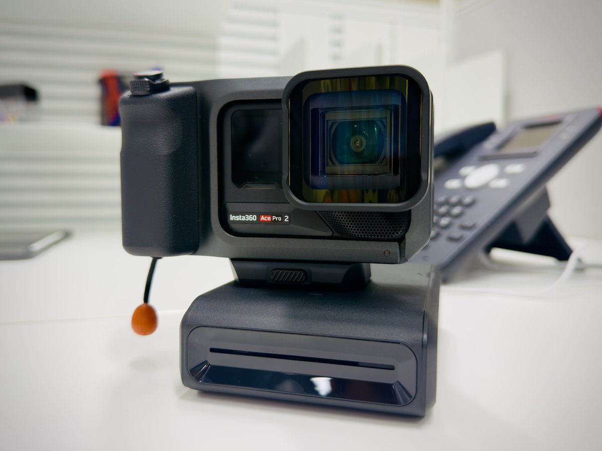 Insta360 Ace Pro2除了之前的机械街拍手柄外又推出了含电池的原厂pro街拍手柄、包括极广、2.35:1电影视角、手动微距和星光镜在内的拓展镜头群、平均每张只要两块多的便携打印机模组…