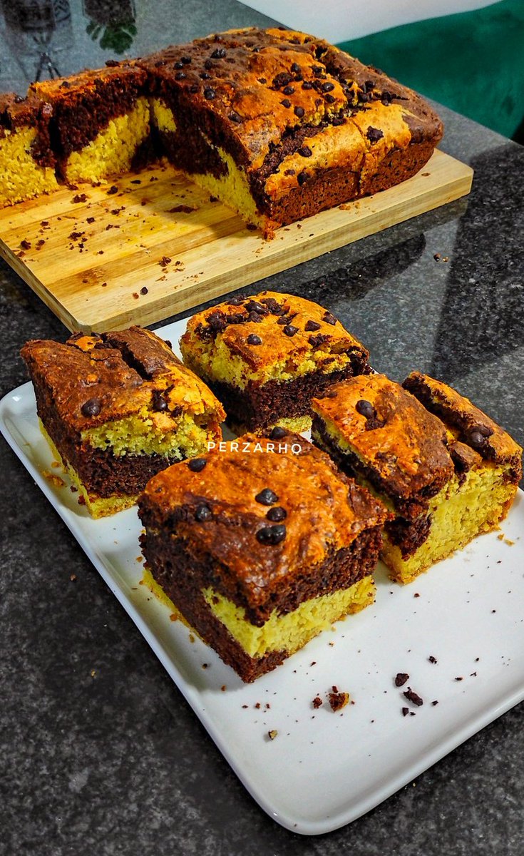 Perzarhos's tweet photo. Monday Recipes with Perzarho☕

INGREDIENTS
-5 cups of flour
-4 eggs
-5 teaspoons of baking powder
-1 tsp of bicarbonate of soda
-1 tsp of salt
-500g butter
-1 tin of coconut milk
-1 cup of sugar
-1 cup of plain yoghurt or amasi
-1  tsp of vanilla essence
-Choc drops
-4 tbsp of Cocoa

METHOD

1) Preheat the oven to 180°. Grease your baking pan.

2) In a medium mixing bowl, whisk together the flour, baking powder, bicarbonate of soda, sugar and salt.

3) In another bowl, add eggs, coconut milk and plain yoghurt then mix together  until light.

4) Add grated butter into the dry mixture and mix until well combined.

5) Pour the wet mixture over the dry mixture mix together just until evenly combined.

6) Divide the batter into half. Add cocoa to the half and vanilla essence to the other half.

7) Gently swirl the batters together with a spoon to achieve a that choc vanilla effect.

8) Bake for 25-30 minutes at 180° or until the surface of the bread is firm

9) Cool the bread in the baking pan for 10 minutes before turning it out and allowing it to finish cooling.

Enjoy!☕

So maar let's follow each other for more recipes
