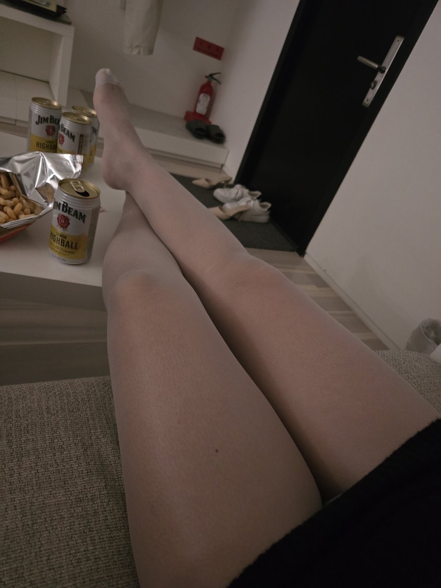 스타킹 신은 와이프의 일상 tweet media