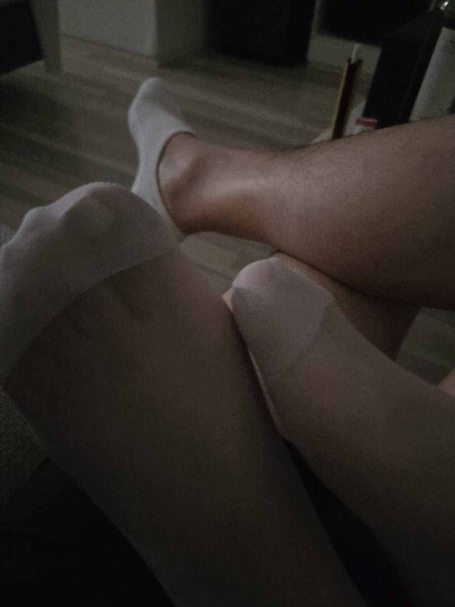 스타킹 신은 와이프의 일상 tweet media