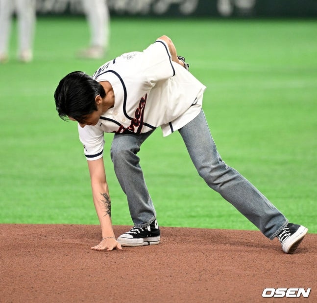 【PHOTO】
ATEEZのWOOYOUNGが東京ドームに！
WBC韓国戦の始球式に登場…投球後の行動が話題に
kstyle.com/article.ksn?ar…

#WOOYOUNG #ウヨン #ATEEZ