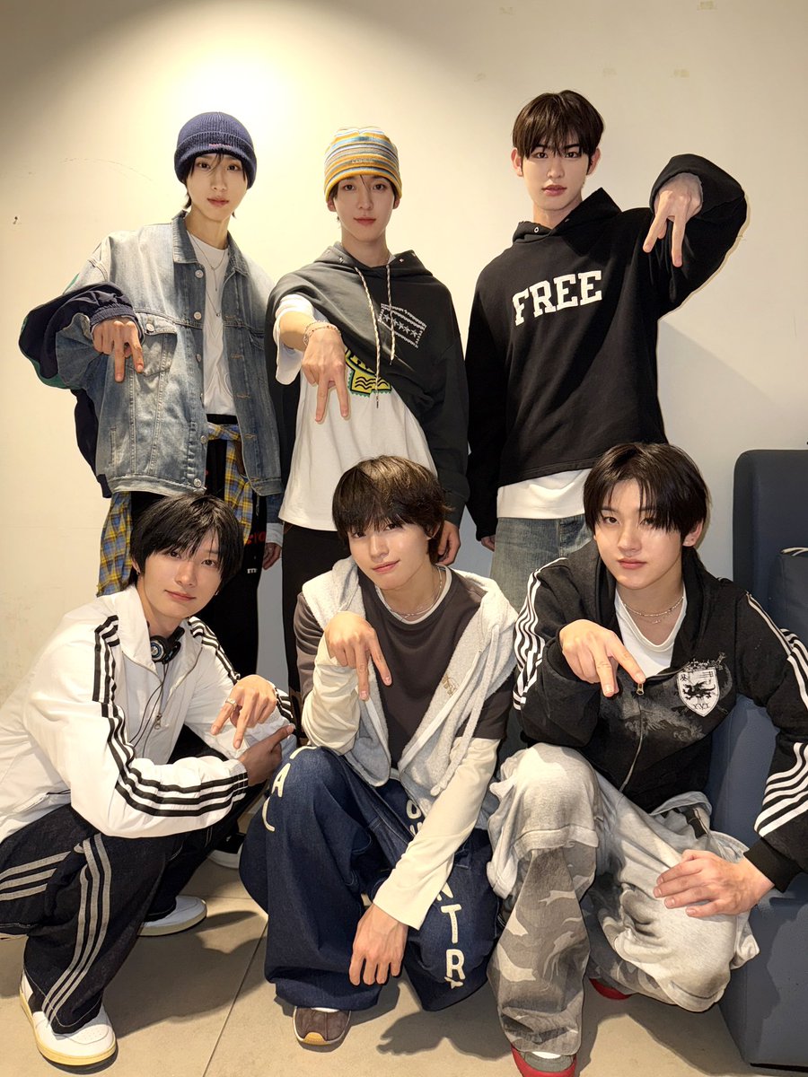 kickflip_jype's tweet photo. 📸ᴋɪᴄᴋᴋɪᴄᴋᴅᴀʏ

260309
KickFlip x LOTTE CINEMA COUNTDOWN LIVE <Twenty> 시사회

#KickFlip #킥플립  
#My_First_Kick #KickFlip_Twenty https://t.co/N1OMmNVwNx