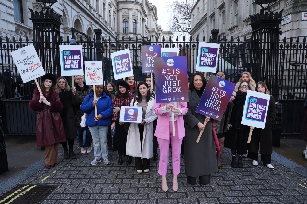 Euractiv_FR's tweet image. Comment la technologie est utilisée comme une arme contre les femmes: Les entreprises technologiques ont toujours créé des outils qui rendent les espaces en ligne dangereux pour les femmes. Les lois européennes sur les #technologies n'ont rien changé à… dlvr.it/TRNK6B