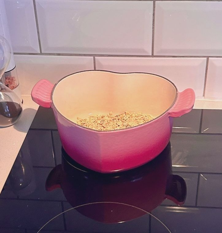 aesttics's tweet photo. pink le creuset https://t.co/B0ymuDYRDE