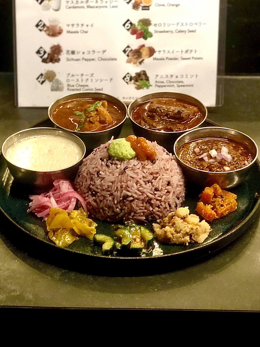 下北沢 Curry Spice Gelateria KALPASI

7月以来の下北KALPASIさん。この間､千歳船橋の本店には9月と12月に訪問。

4種は左からA イストゥ・B タマリンドチキン・C ポークペッパーマサラ・D ベンガルキーマ､副菜系含め本当バランスと仕上げが良く瞬殺な感じで完食。
美味しかった〜✨ ご馳走様♪