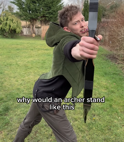 궁술에서는 이 자세가 등근육을 최대한 자극시켜 화살에 무게를 더 실어 강력한 공격을 날려보낼 수 있는(그래서 역사적으로도 종종 사용된) 실용적인 자세라는데
자꾸 온나노코사우루스 밈밖에 안 떠올라서 웃기다
수많은 남성향 작품 미소녀들은 사실 궁술 연습 중이었구나