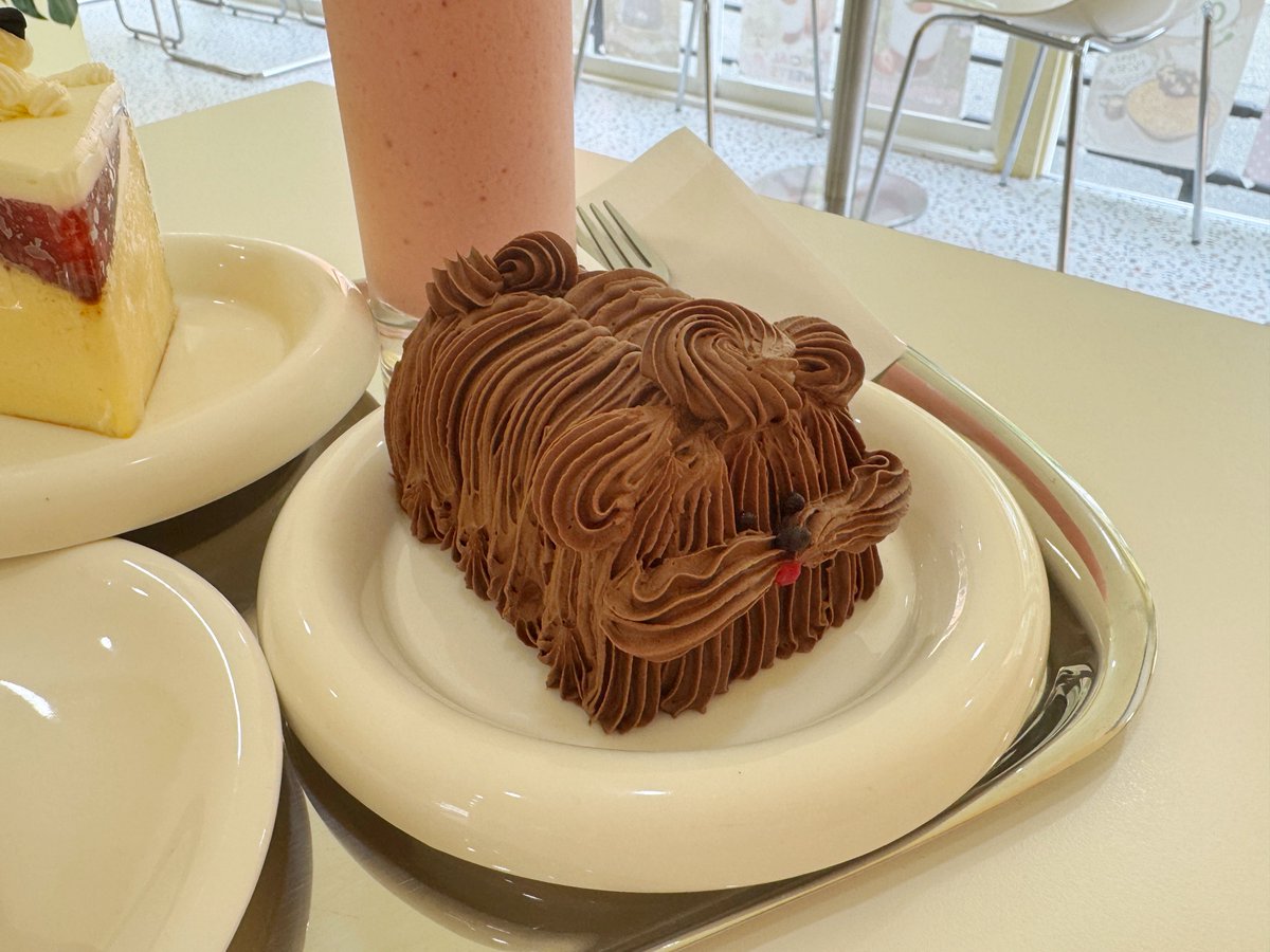 すごい可愛いケーキ🐩🥮 https://t.co/3GUqzLA2Cw