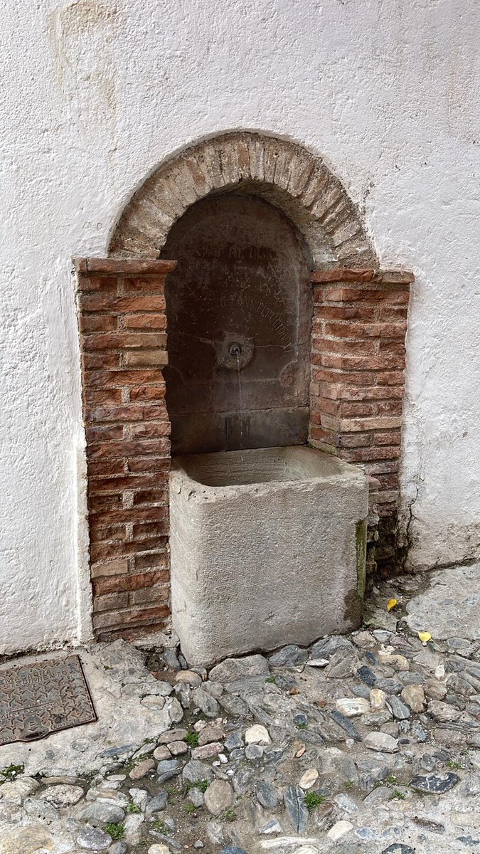 Emasagra's tweet photo. En lo alto del Realejo, encontramos el Pilar de la Cuesta de los Infantes, adosado al Carmen del Mauror. Construido en 1855, es testigo de la historia de #Granada y de su vinculación con el agua. 
🚰Abastecía al barrio en un tiempo en el que el acceso al agua potable era limitado https://t.co/3oy3re45nn